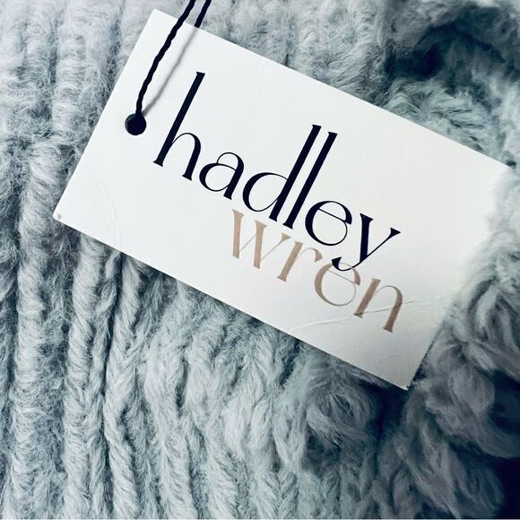 NWT Hadley Wren Grey Lola Mae Fuzzy Poncho One Size - Picture 4 of 7